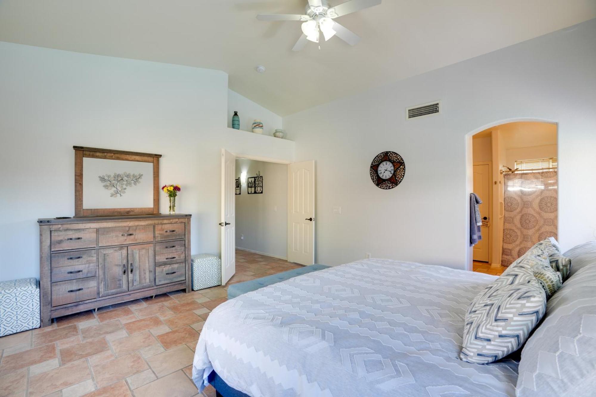 Sunny Surprise Getaway With Private Yard And Pool Villa Bagian luar foto