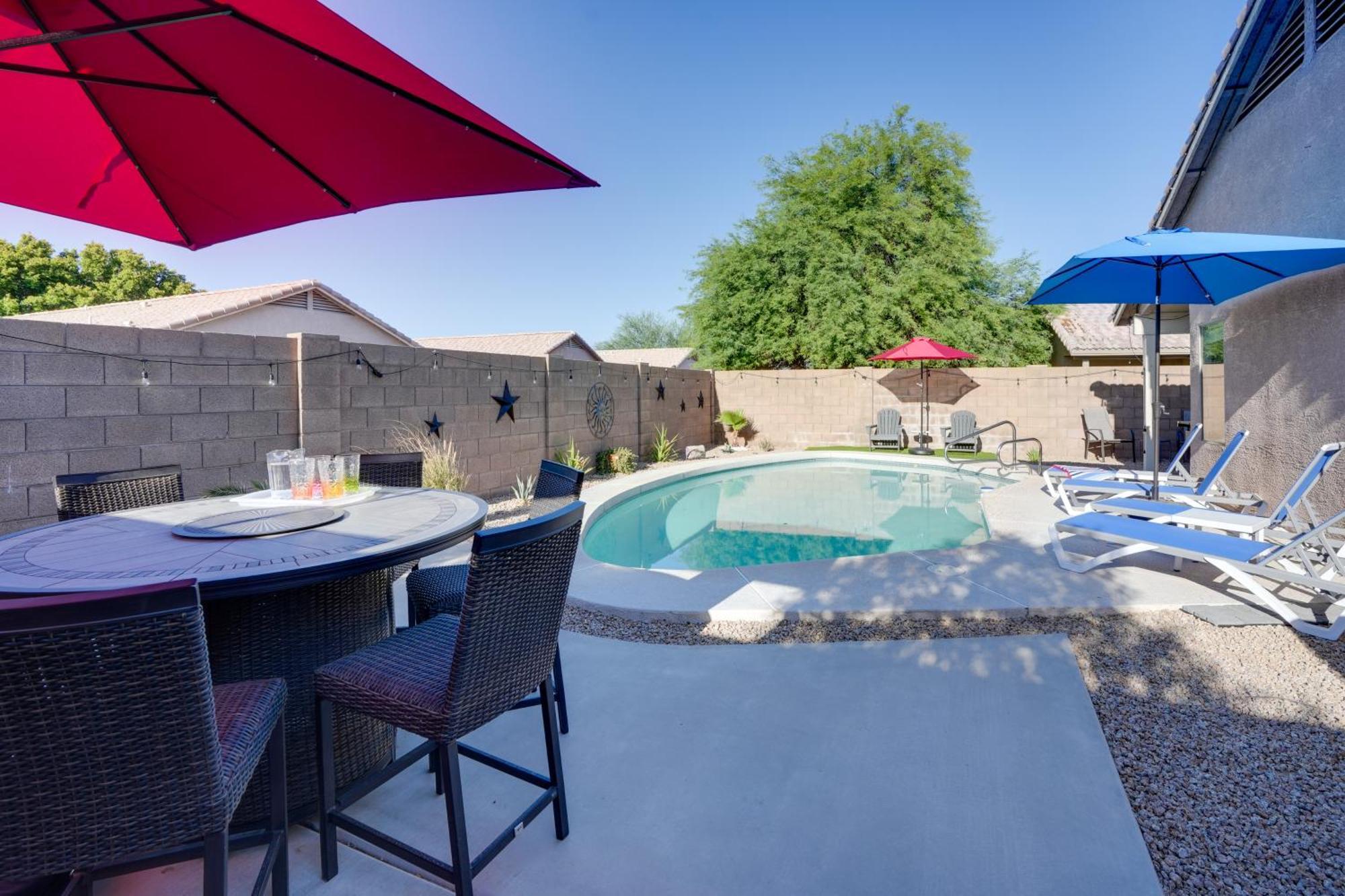 Sunny Surprise Getaway With Private Yard And Pool Villa Bagian luar foto
