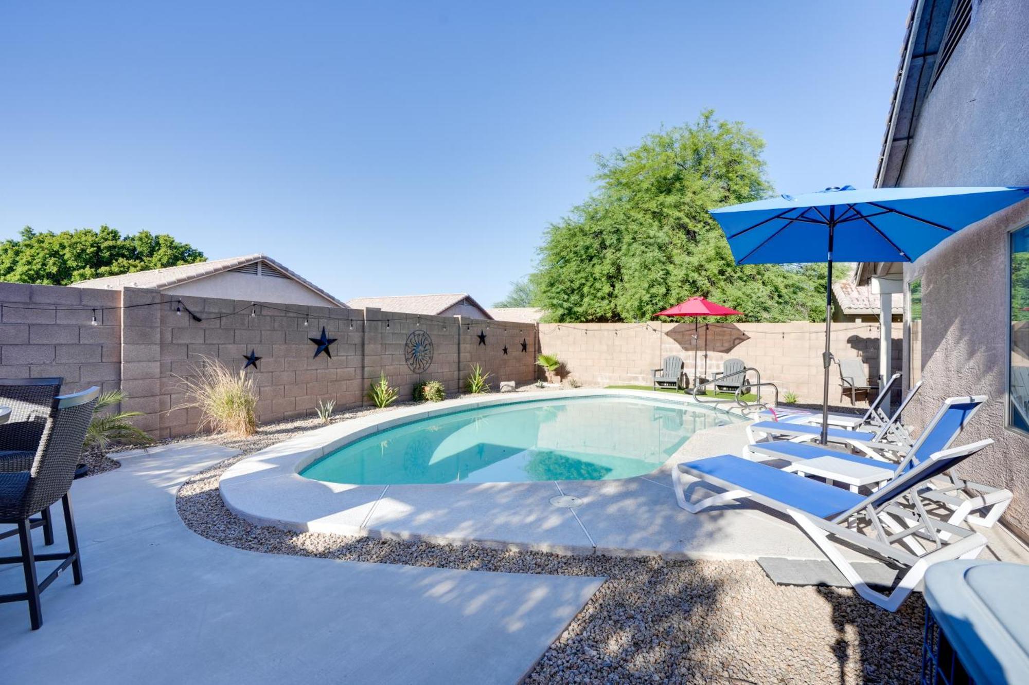 Sunny Surprise Getaway With Private Yard And Pool Villa Bagian luar foto