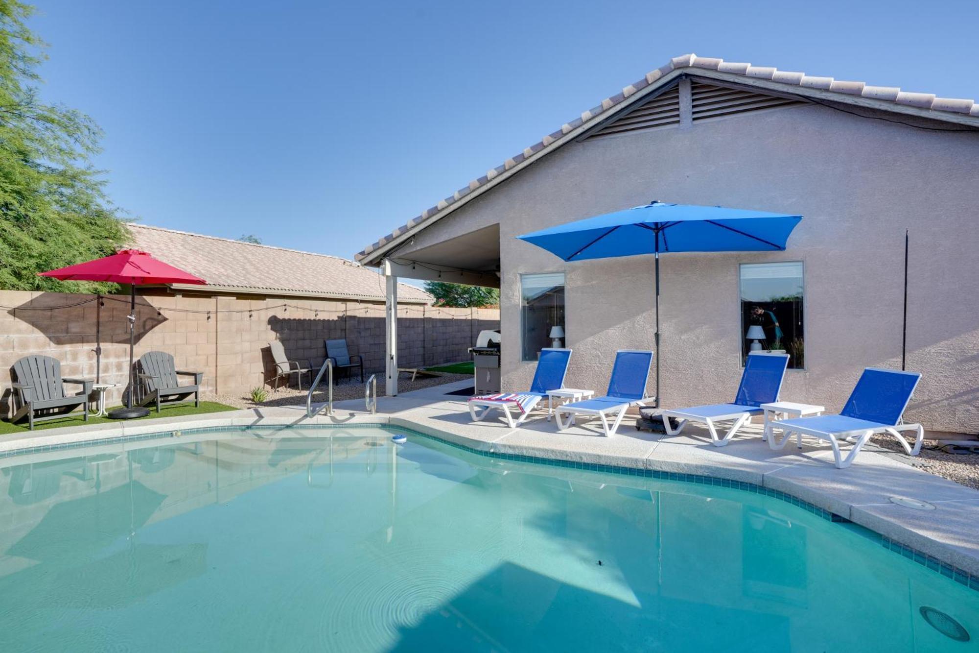 Sunny Surprise Getaway With Private Yard And Pool Villa Bagian luar foto